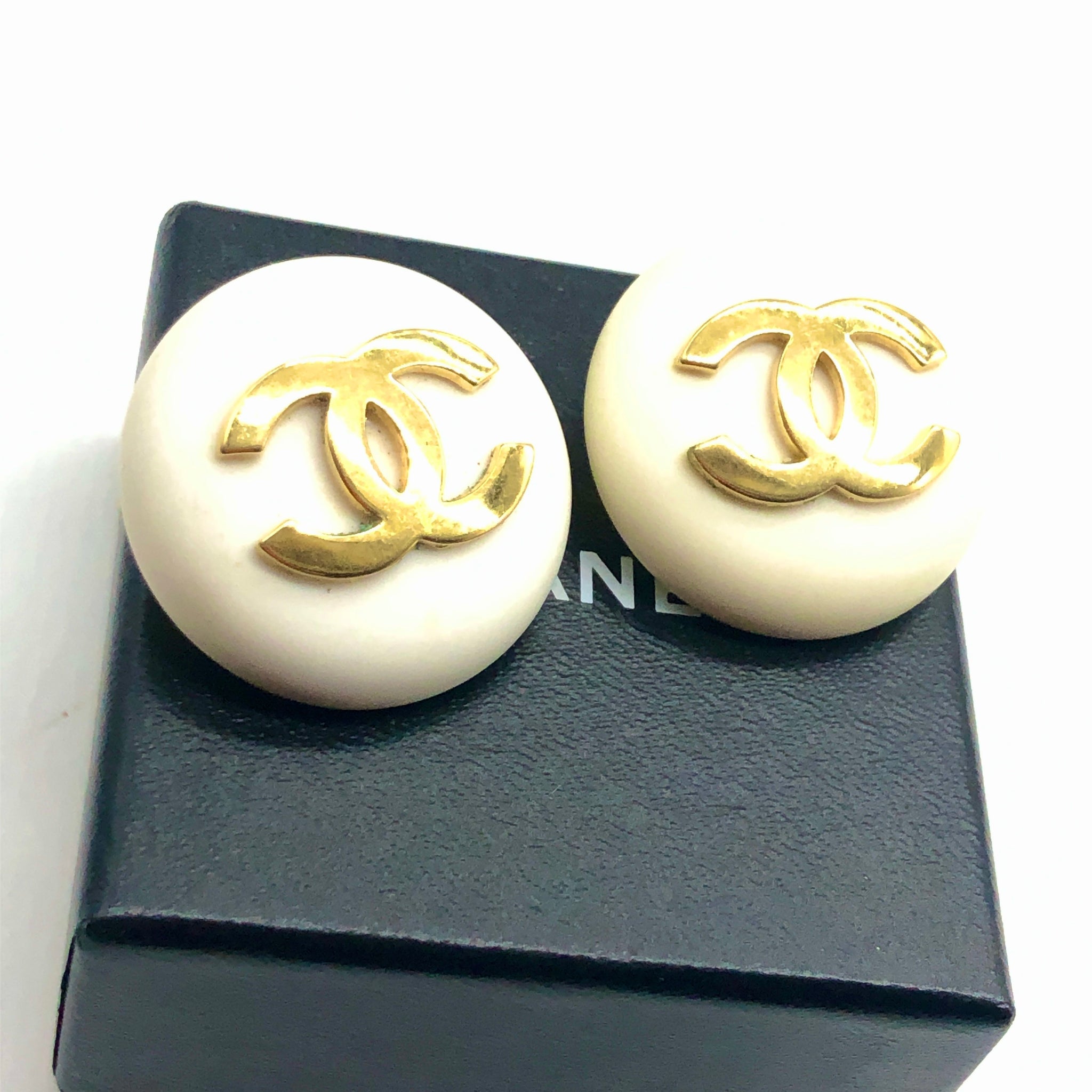 Vintage Chanel Round White CC Logo Earrings – Very Vintage display picture 1