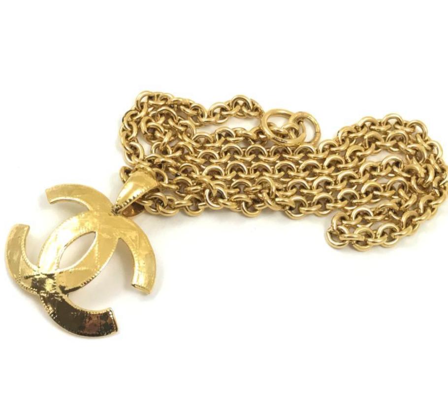 Chanel Necklace with Large CC Pendant-VeryVintage – Very Vintage