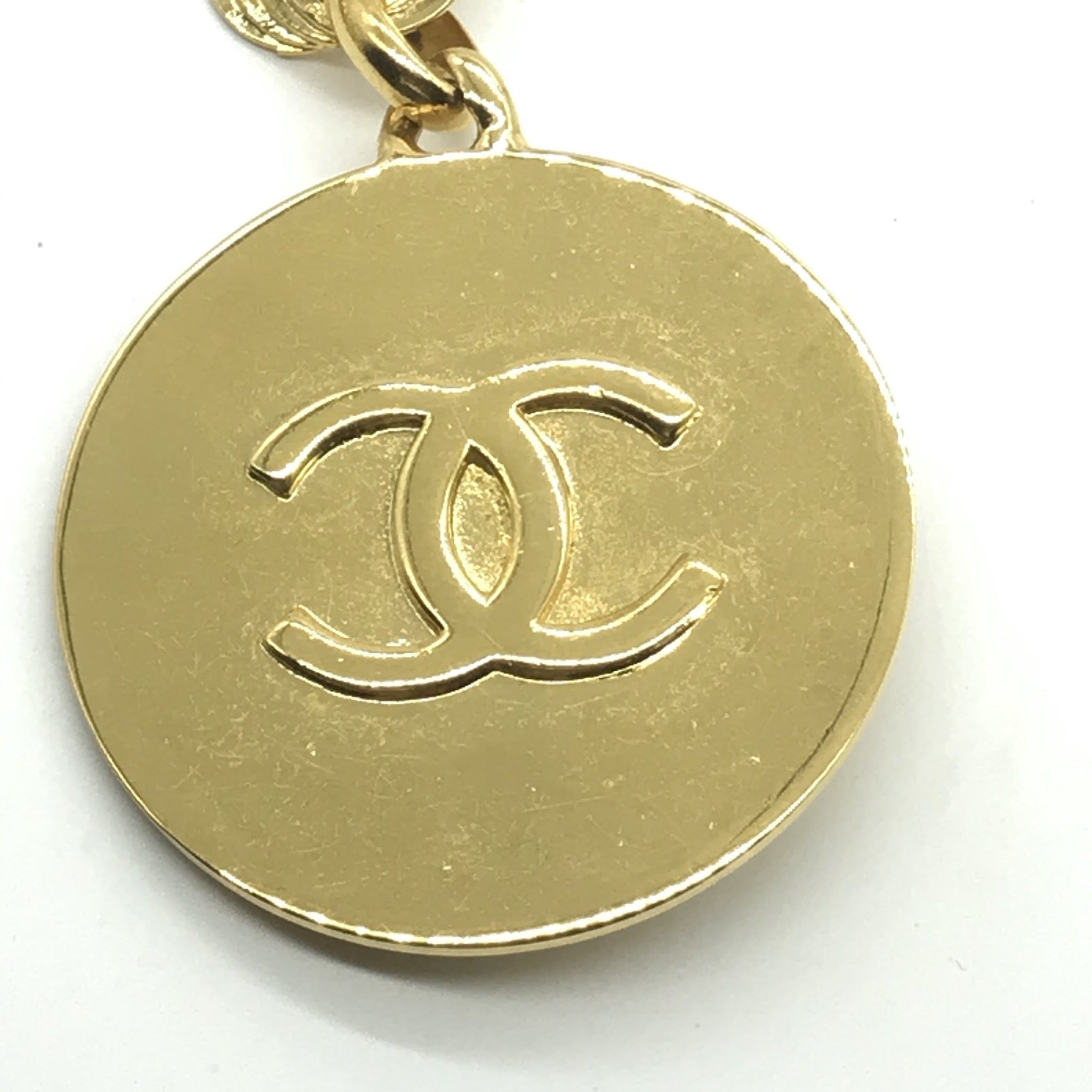 Chanel Necklace with Round Pendant - VeryVintage – Very Vintage