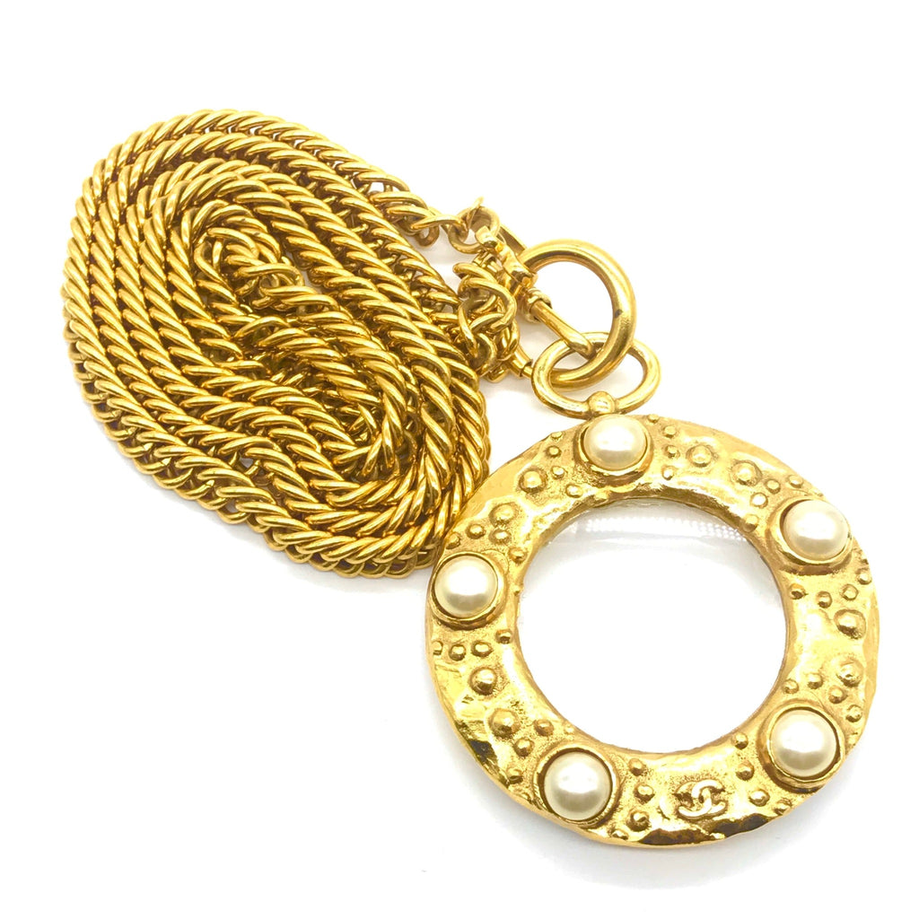 vintage chanel loupe with pearls necklace
