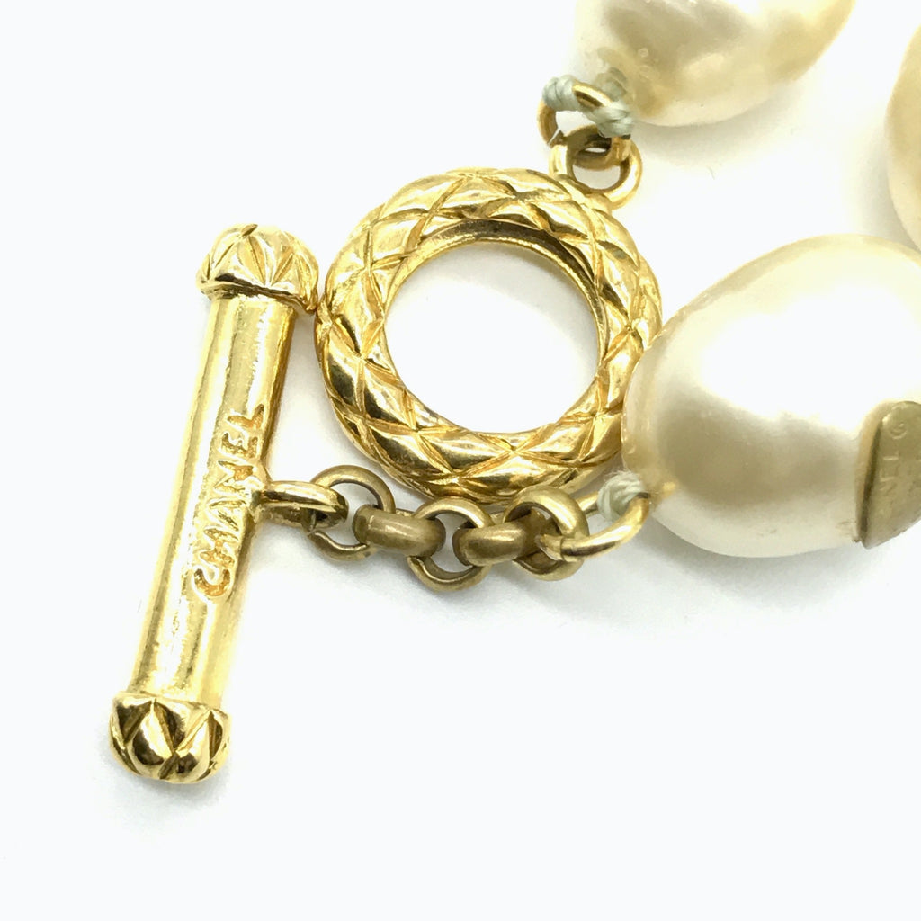 Authentic Vintage Chanel necklace chain turnlock CC logo faux pearl