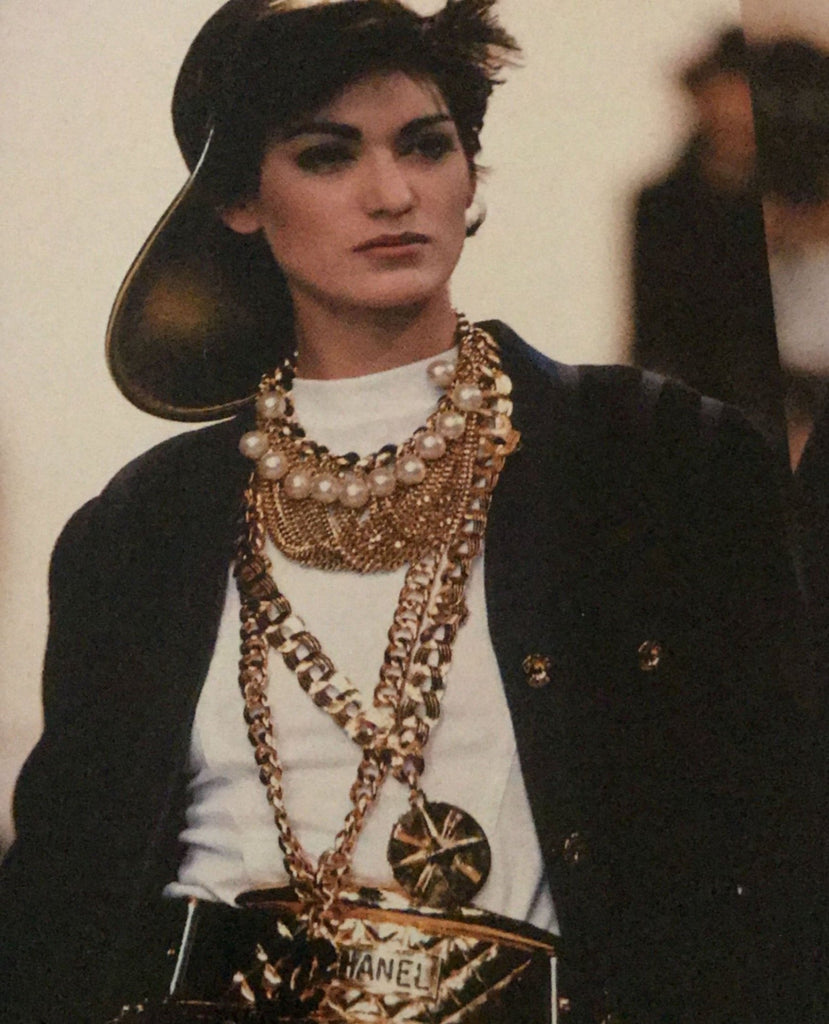 vintage chanel chain and round pendant necklace